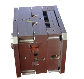 什么因素决定了薄壁注塑模具加工零件精度？