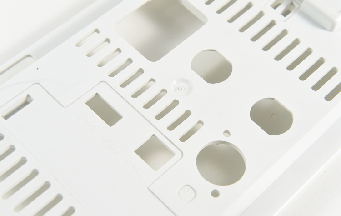 注塑加工料头出现灰黑斑的原因