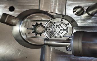 塑胶套啤模具开裂原因和对策？